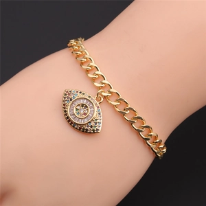 Nahaufnahme vom goldenen Evil Eye Armband mit bunten Zirkoniasteinen am Handgelenk