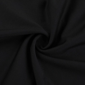 Détail du tissu en maille noire extensible montrant la texture plissée de qualité