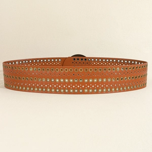 Detailansicht eines braunen PU-Leder Boho-Gürtels mit Metallösen und Hohlmuster