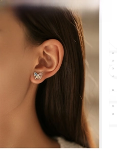 S925 Silber Schmetterling Ohrstecker mit bunten Zirkonia Inlays am Model getragen