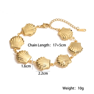 Detail of 18K gold-plated shell pendant with dimensions 2.2x1.6cm and 17+5cm chain length