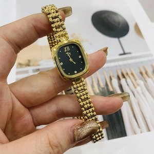 Elegante orologio da donna dorato con quadrante quadrato nero e cinturino in metallo