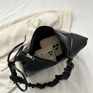 Schwarze Leder-Schultertasche mit Falten-Tragegriff und Blick auf den Innenraum