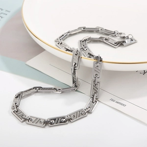 Hip-hop style 304 stainless steel rectangular link chain necklace on ceramic plate