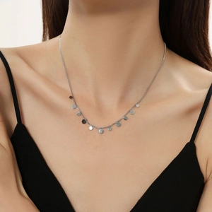 Collana in acciaio al titanio argento con ciondoli circolari indossata da modella