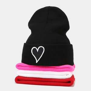 Bonnets en tricot unisexes avec broderie cœur en noir, rose, blanc et rouge