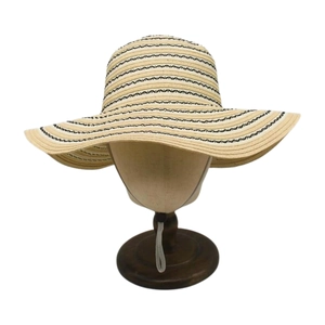 Dettaglio cappello di paglia beige con strisce nere ondulate e cordino regolabile