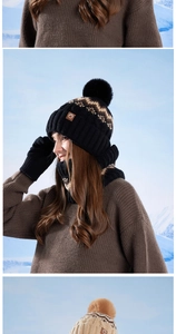 Détail du pack hiver en tricot comprenant bonnet à pompon, écharpe et gants chauds