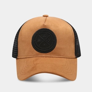 Vue détaillée de la texture suède marron et du filet noir sur la casquette trucker