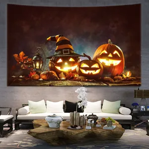 Vista detallada de un tapiz de Halloween con calabazas y sombrero de bruja en una sala