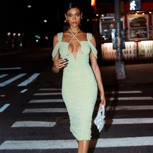 Robe moulante vert clair à fronces avec encolure licou et épaules dénudées élégante