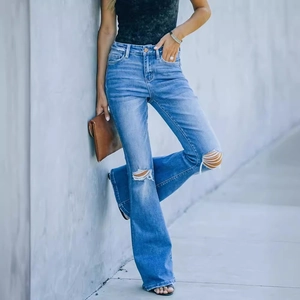 Jean évasé bleu à taille haute pour femme avec genoux déchirés et texture denim lavé