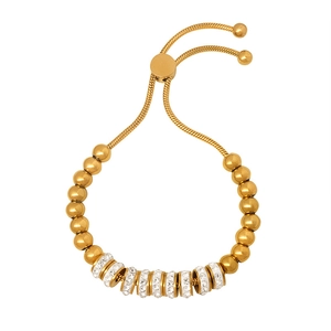 Bracelet à billes dorées avec anneaux en strass étincelants et fermoir coulissant réglable