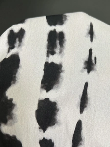 Copricostume mare con stampa tie-dye che mostra la trama del tessuto e del motivo
