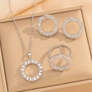 Lussuoso set di gioielli argentati con cerchi pavé e cristalli in una scatola beige