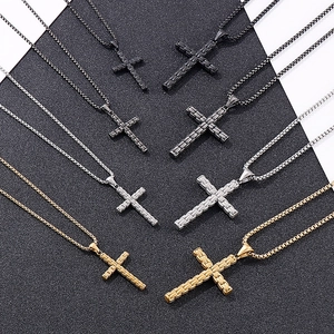 Colliers croix en noir, gris, argent et or avec texture tissée sur fond bicolore chic
