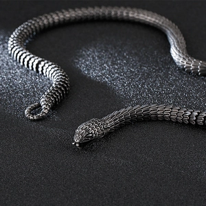 Vue macro de la chaîne serpent en acier inoxydable montrant les écailles et le fermoir tête