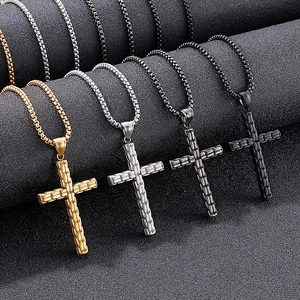 Quatre colliers croix en acier inoxydable en finitions or, argent, noir et gris