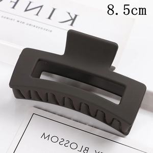Detail view of 8.5cm matte dark brown rectangular hair claw clip with size marking