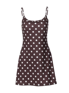 Détail de la robe à bretelles marron à pois avec coupe en A sur fond blanc