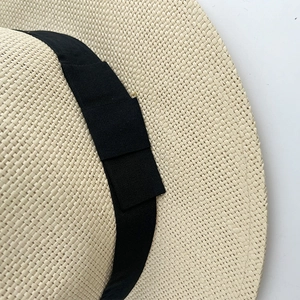 Atmungsaktiver beige Panamahut aus Papierstroh mit eleganter schwarzer Ripsbandschleife