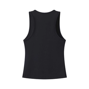 Détail du débardeur à col carré haute élasticité montrant la texture du tricot noir