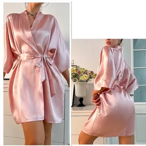 Peignoir court en satin rose soyeux avec col en V et ceinture ajustable pour femme