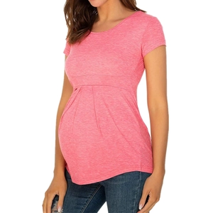 Nahaufnahme des rosa Umstandsshirts mit seitlichen Raffungen und bequemer Bauchstütze