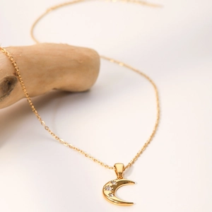 Collier en acier inoxydable plaqué or 18K avec pendentif croissant de lune et trois zircons