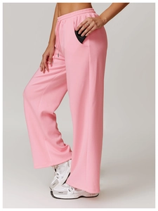 Detail der rosa weiten Jogginghose mit elastischem Bund, Kordelzug und praktischer Seitentasche
