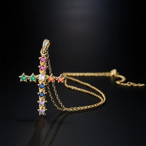 Luxueux collier croix plaqué or 18K serti de pierres de zircon colorées en étoile