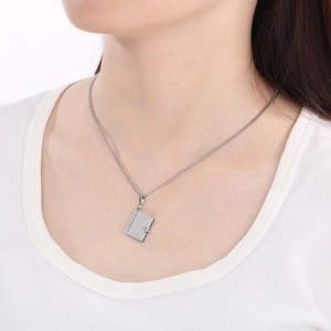 Collier médaillon livre en argent minimaliste en acier inoxydable porté par un mannequin