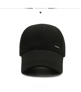 Dettaglio frontale del cappellino da baseball nero in cotone con logo in metallo e visiera