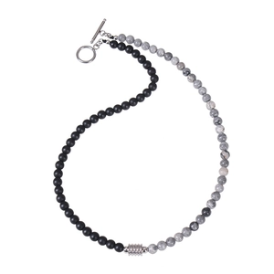 Détail du collier de perles en pierre noire mate et grise de 6mm avec fermoir en T argent
