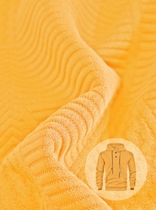 Détail de la texture gaufrée du tissu et col à trois boutons sur le sweat à capuche
