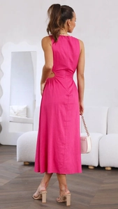 Dettaglio del taglio in vita e della zip invisibile sul vestito smanicato color magenta