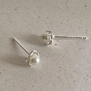 Elegant 925 sterling silver pearl flower stud earrings with minimalist design for women