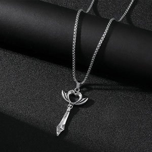 Détail du pendentif gothique cœur crâne et épée sur une chaîne en acier argenté