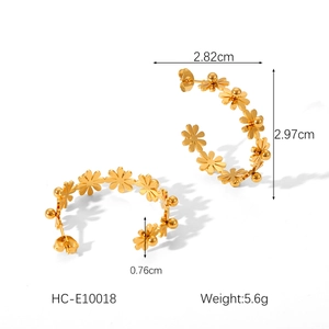 Detailed view of C-shaped gold flower earrings with size and weight measurements