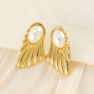 Elegant 18K gold-plated fan-shaped pearl earrings with radiating vintage texture