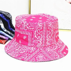 Detail eines rosa Anglerhuts mit Paisley-Muster und breiter Krempe als Sonnenschutz