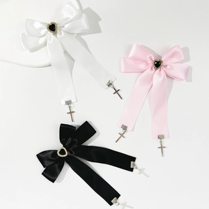 Barrette nœud en satin avec cœur et pendentif croix en métal en blanc rose et noir