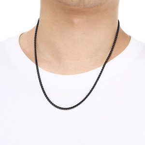 Nahaufnahme einer minimalistischen schwarzen geflochtenen Halskette am Hals eines Mannes