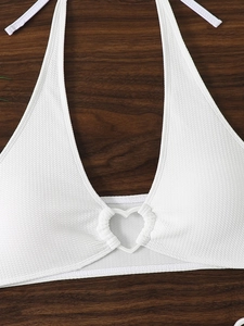 Dettaglio bikini bianco con tessuto strutturato e connettore a forma di cuore