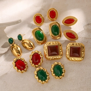 Detailansicht der Vintage-Ohrringe aus Gold-Edelstahl mit roten Achaten und Harz