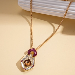 Vue détaillée du collier géométrique doré avec cristaux et pierre précieuse ambre