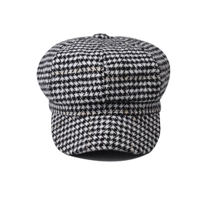 Vintage houndstooth newsboy cap for women in black and white wool fabric for autumn