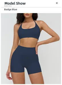 Gros plan sur l'ensemble soutien-gorge de yoga bleu emblème et short de sport taille haute