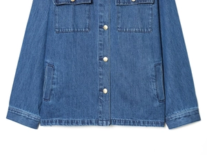 Dettaglio della giacca in denim con bottoni dorati e colletto in velluto
