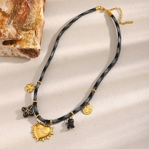 Détail du collier en corde tressée avec pendentif œil cœur en or 18K et breloques lune